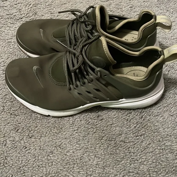 Women Nike presto shoes - Picture 2 of 3
